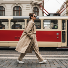 Ray-Ban RB4305 601/71 - Fotografija z informativnim prikazom očal je ustvarjena z umetno inteligenco.